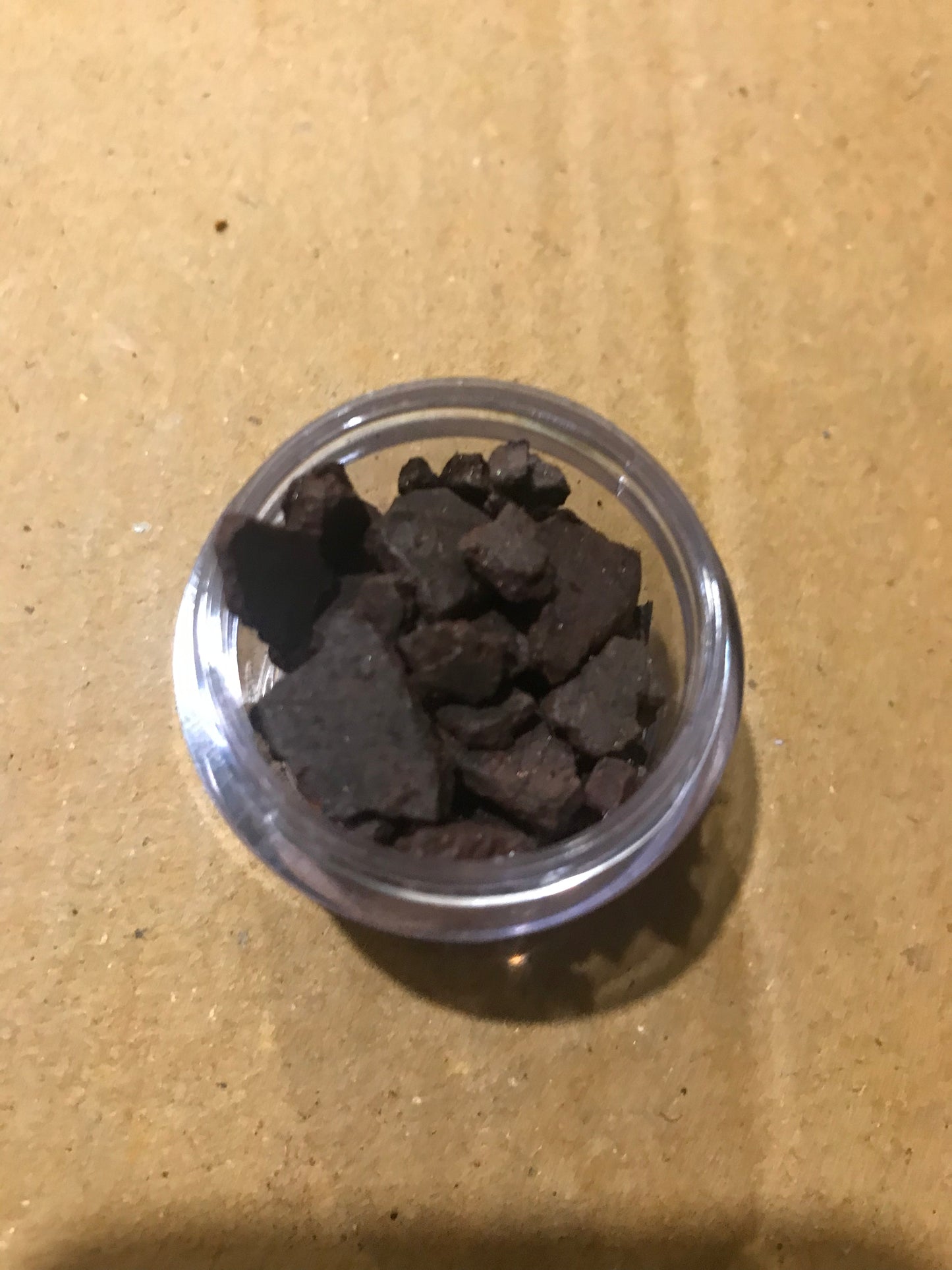 भूरे मोमबत्ती डाई चिप्स